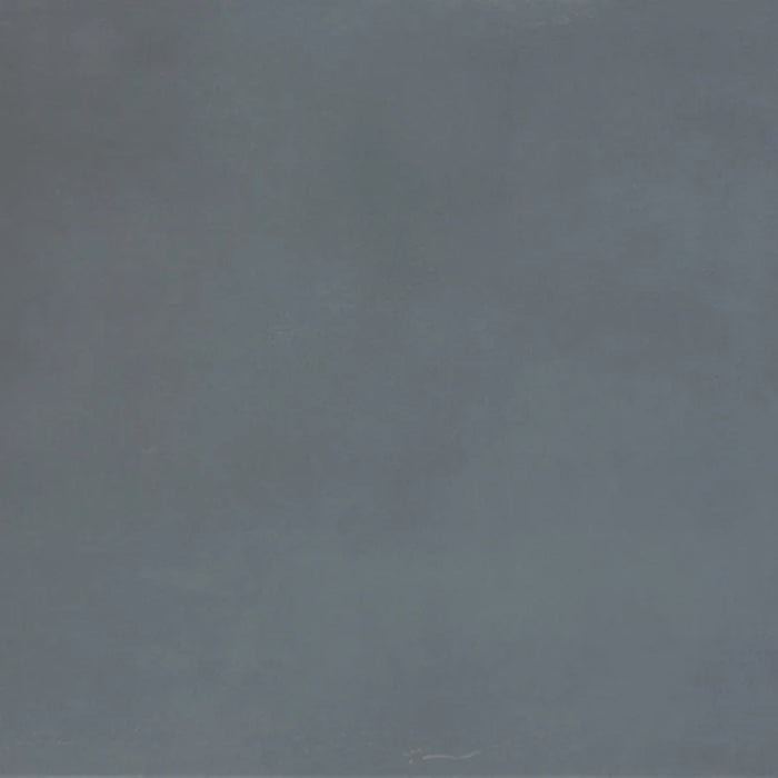 Dettaglio piastrella in gres porcellanato effetto cemento nuvolato della collezione R-Evolution di Casalgrande, formato 60x60 cm, colore Dark Grey