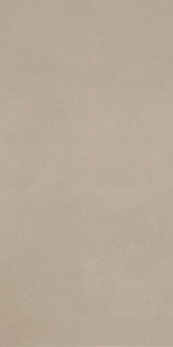 Dettaglio piastrella in gres porcellanato effetto cemento nuvolato della collezione R-Evolution di Casalgrande, formato 60x120 cm, colore Tortora