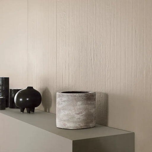 Dettaglio rivestimento in gres porcellanato effetto cemento rigato a rilievo della collezione Riga di Settecento Ceramica, colore Clay 45x90