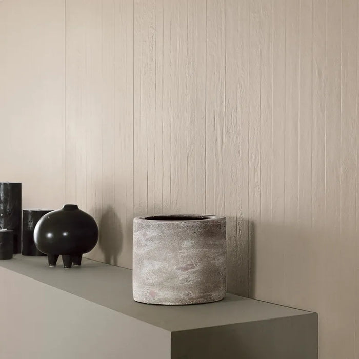 Dettaglio rivestimento in gres porcellanato effetto cemento rigato a rilievo della collezione Riga di Settecento Ceramica, colore Clay 45x90