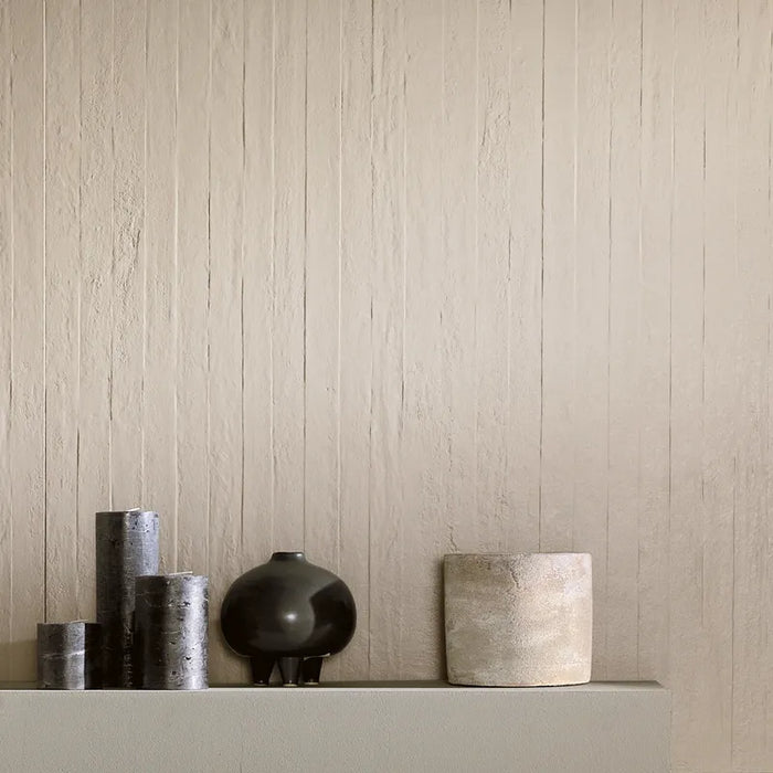 Dettaglio rivestimento in gres porcellanato effetto cemento rigato a rilievo della collezione Riga di Settecento Ceramica, colore Clay 90x90