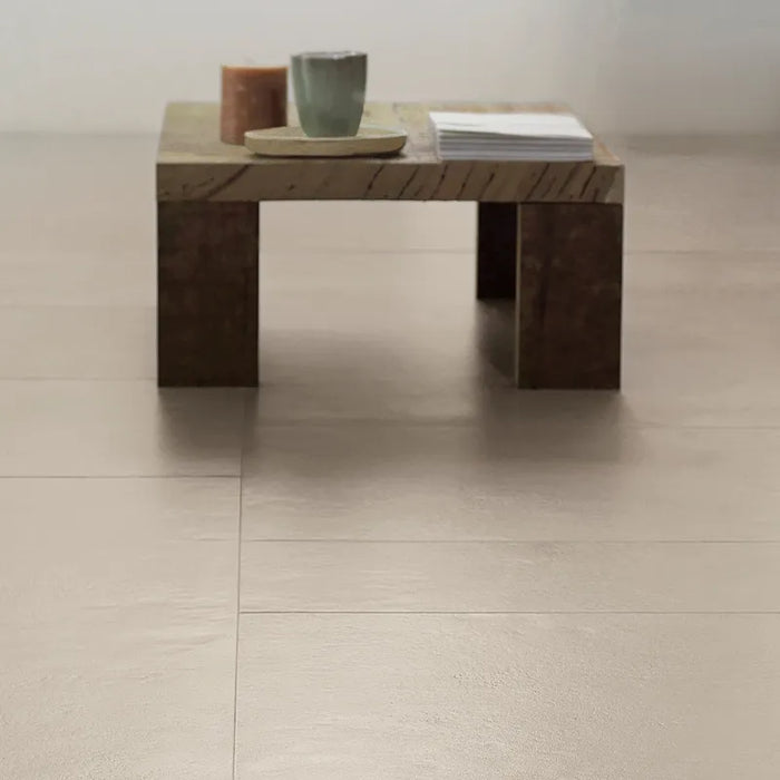 Dettaglio pavimento in gres orcellanato effetto cemento della collezione Riga di Settecento Ceramica, colore Clay 22.5x90