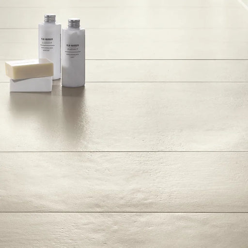 Dettaglio pavimento in gres orcellanato effetto cemento della collezione Riga di Settecento Ceramica, colore Cloud 22.5x90