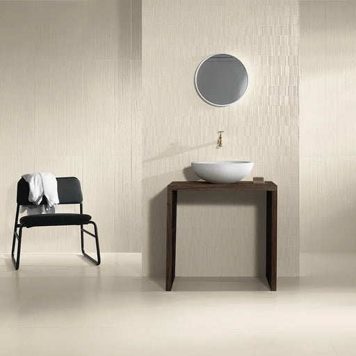 Bagno minimal moderno con pavimento in gres orcellanato effetto cemento della collezione Riga di Settecento Ceramica, colore Cloud 90x90