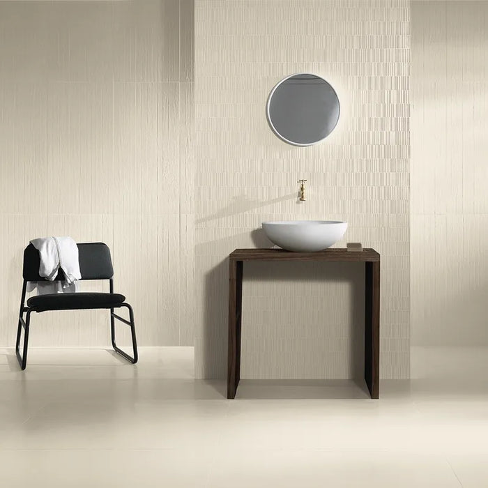 Bagno minimal moderno con pavimento in gres orcellanato effetto cemento della collezione Riga di Settecento Ceramica, colore Cloud 90x90