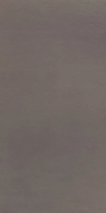 Dettaglio piastrella in gres orcellanato effetto cemento della collezione Riga di Settecento Ceramica, colore Coffee 45x90