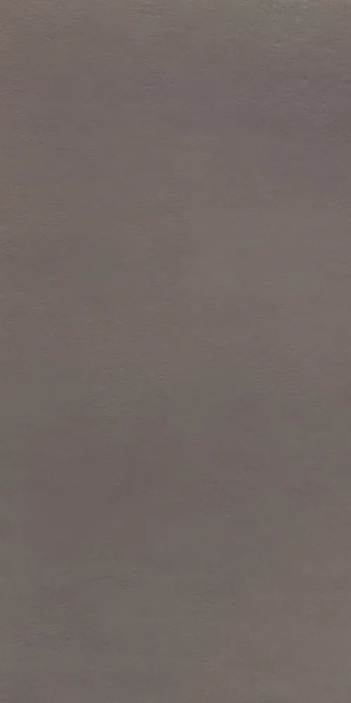 Dettaglio piastrella in gres orcellanato effetto cemento della collezione Riga di Settecento Ceramica, colore Coffee 45x90