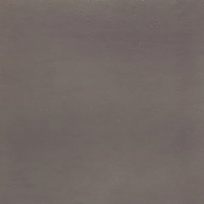 Dettaglio piastrella in gres orcellanato effetto cemento della collezione Riga di Settecento Ceramica, colore Coffee 90x90