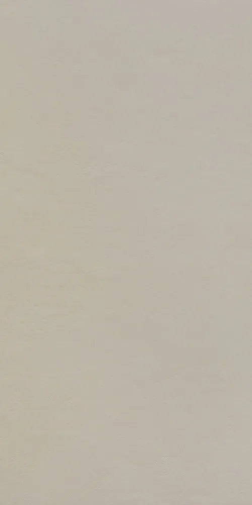 Dettaglio piastrella in gres orcellanato effetto cemento della collezione Riga di Settecento Ceramica, colore Dove 45x90