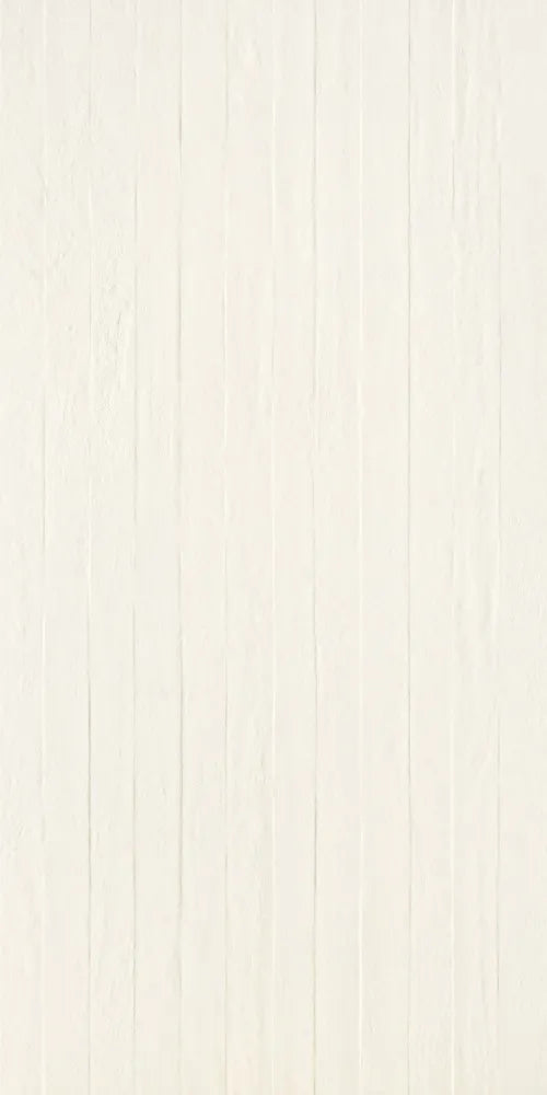 Dettaglio piastrella in gres porcellanato effetto cemento rigato a rilievo della collezione Riga di Settecento Ceramica, colore Cloud 45x90