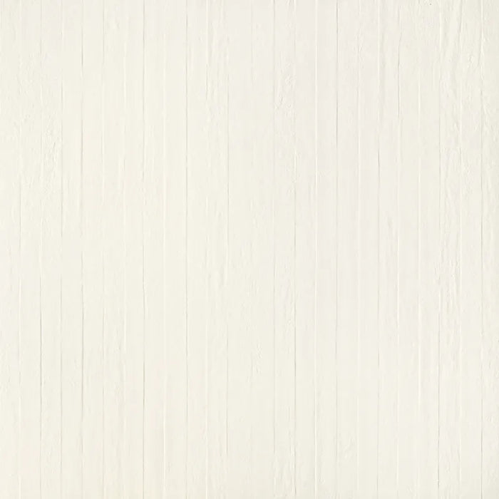 Dettaglio piastrella in gres porcellanato effetto cemento rigato a rilievo della collezione Riga di Settecento Ceramica, colore Cloud 90x90