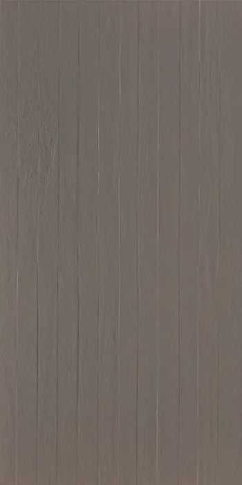 Dettaglio piastrella in gres porcellanato effetto cemento rigato a rilievo della collezione Riga di Settecento Ceramica, colore Coffee 45x90