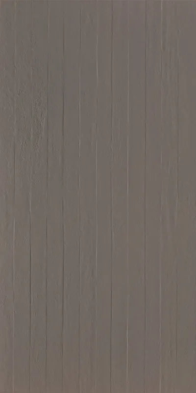 Dettaglio piastrella in gres porcellanato effetto cemento rigato a rilievo della collezione Riga di Settecento Ceramica, colore Coffee 45x90