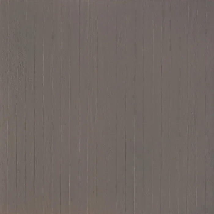 Dettaglio piastrella in gres porcellanato effetto cemento rigato a rilievo della collezione Riga di Settecento Ceramica, colore Coffee 90x90