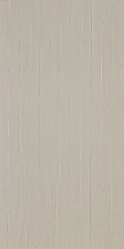 Dettaglio piastrella in gres porcellanato effetto cemento rigato a rilievo della collezione Riga di Settecento Ceramica, colore Dove 45x90