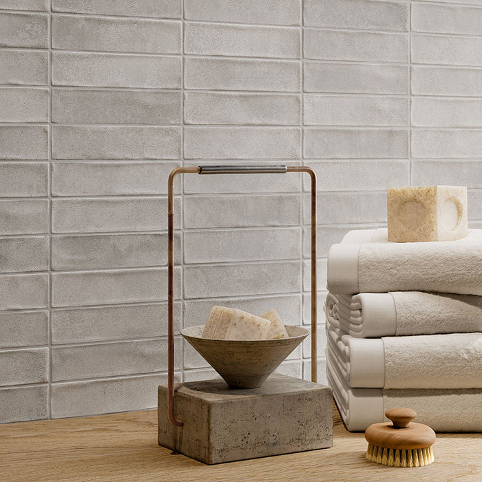 Dettaglio bagno con rivestimento in gres porcellanato effetto mattoncino opaco 4.8x20 cm della collezione Cruda Brick, colore Ice di Ceramica Rondine