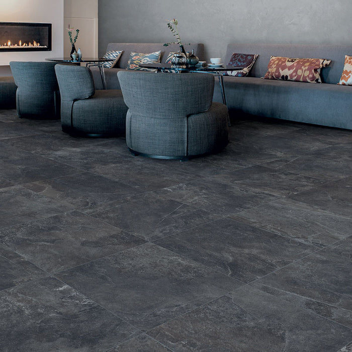 Dettaglio piastrella per pavimento e rivestimento in gres porcellanato effetto pietra ardesia. Collezione Ardesie di Ceramica Rondine, formato 60x120, Dark