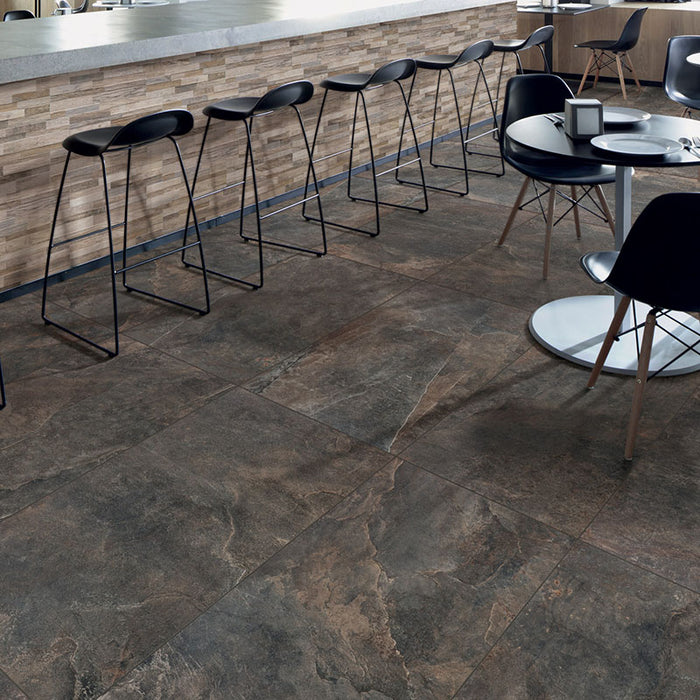 Dettaglio piastrella per pavimento e rivestimento in gres porcellanato effetto pietra ardesia. Collezione Ardesie di Ceramica Rondine, formato 60x120, Multicolor