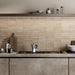Cucina Moderna con rivestimento in gres porcellanato effetto mattoncino opaco 4.8x20 cm della collezione Cruda Brick, colore Beige di Ceramica Rondine