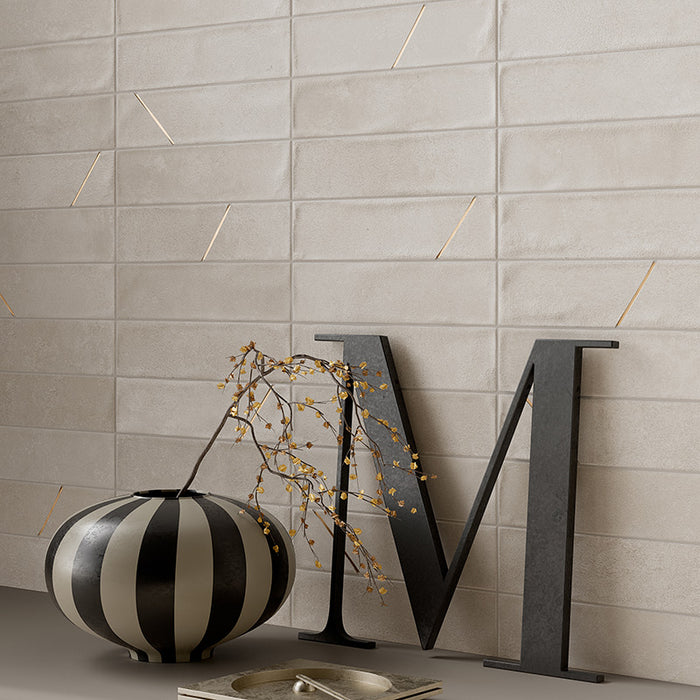 Dettaglio Muro con per rivestimento in gres porcellanato effetto mattoncino opaco 4.8x20 cm della collezione Cruda Brick, colore Bianco di Ceramica Rondine