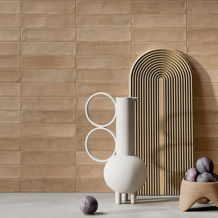 Dettaglio muro con rivestimento in gres porcellanato effetto mattoncino opaco 4.8x20 cm della collezione Cruda Brick, colore Sabbia di Ceramica Rondine