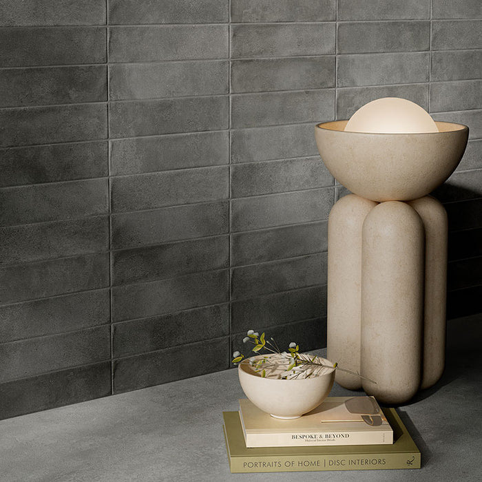 Dettaglio muro con rivestimento in gres porcellanato effetto mattoncino opaco 4.8x20 cm della collezione Cruda Brick, colore Antracite di Ceramica Rondine