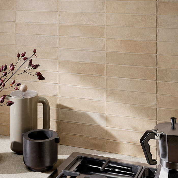 Dettaglio cucina con rivestimento in gres porcellanato effetto mattoncino opaco 4.8x20 cm della collezione Cruda Brick, colore Beige di Ceramica Rondine