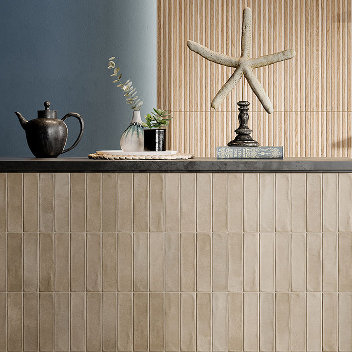 Dettaglio reception con bancone e rivestimento in gres porcellanato effetto mattoncino opaco 4.8x20 cm della collezione Cruda Brick, colore Tortora di Ceramica Rondine