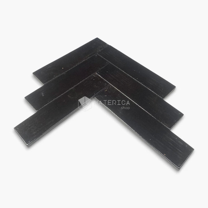 Rivestimento in gres porcellanato effetto mattoncino lucido 6x25 cm, collezione Soho Black di Ceramica Rondine. Piastrelle nere con posa a spina di pesce per pareti di bagno e cucina.
