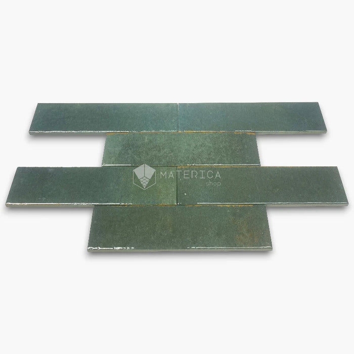 Rivestimento in gres porcellanato effetto mattoncino lucido 6x25 cm, collezione Soho Emerald di Ceramica Rondine. Piastrelle verdi con posa a correre sfalsata per pareti di bagno e cucina.