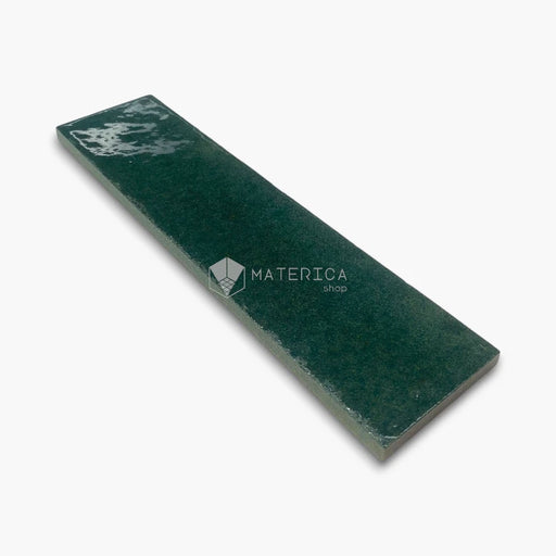Foto piastrella da rivestimento in gres porcellanato effetto mattoncino lucido 6x25 cm, collezione Soho Emerald di Ceramica Rondine. Piastrelle verdi per pareti di bagno e cucina.