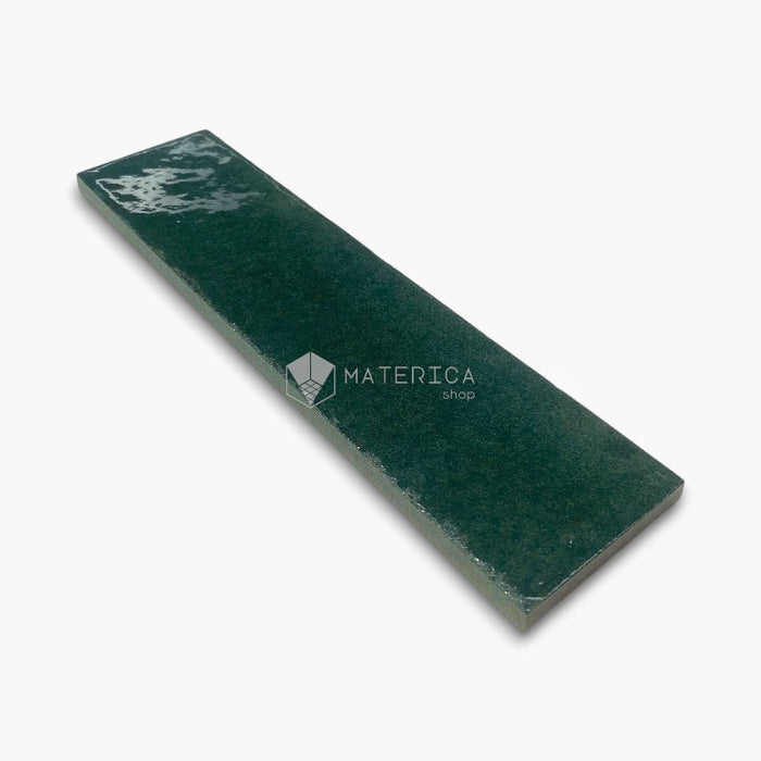 Foto piastrella da rivestimento in gres porcellanato effetto mattoncino lucido 6x25 cm, collezione Soho Emerald di Ceramica Rondine. Piastrelle verdi per pareti di bagno e cucina.