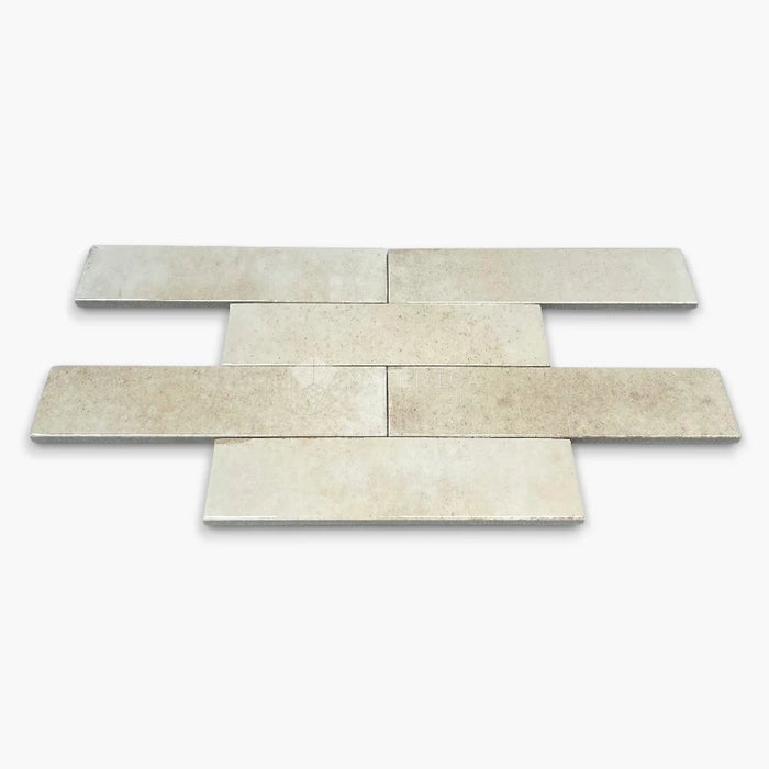 Rivestimento in gres porcellanato effetto mattoncino lucido 6x25 cm, collezione Soho Ivory di Ceramica Rondine. Piastrelle avorio con posa a correre sfalsata per pareti di bagno e cucina.