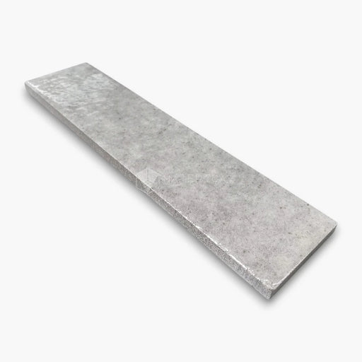 Foto piastrella da rivestimento in gres porcellanato effetto mattoncino lucido 6x25 cm, collezione Soho Light Grey di Ceramica Rondine. Piastrelle grigio chiaro per pareti di bagno e cucina.