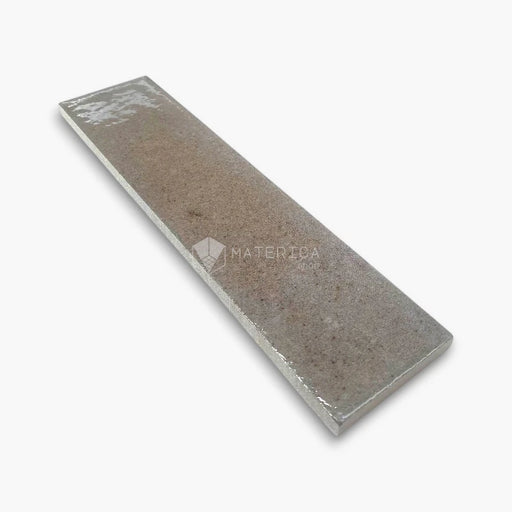 Foto piastrella per rivestimento in gres porcellanato effetto mattoncino lucido 6x25 cm, collezione Soho Taupe di Ceramica Rondine. Piastrelle tortora per pareti di bagno e cucina.