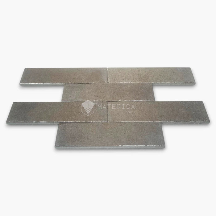 Rivestimento in gres porcellanato effetto mattoncino lucido 6x25 cm, collezione Soho Taupe di Ceramica Rondine. Piastrelle tortora con posa a correre sfalsata per pareti di bagno e cucina.