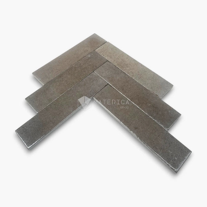 Rivestimento in gres porcellanato effetto mattoncino lucido 6x25 cm, collezione Soho Taupe di Ceramica Rondine. Piastrelle tortora con posa a spina di pesce per pareti di bagno e cucina.