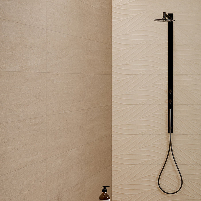 Rivestimento ceramico 33x100 cm della collezione Ludostone, colore Sand Dune 3D di Ceramica Rondine.