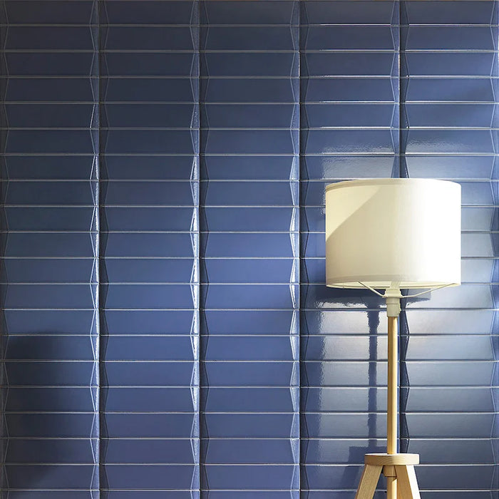 Dettaglio piastrella per rivestimento ceramico effetto mattoncino tridimensionale lucido 7,5x30 cm della collezione Skema, colore Bright Denim di Ceramica Settecento