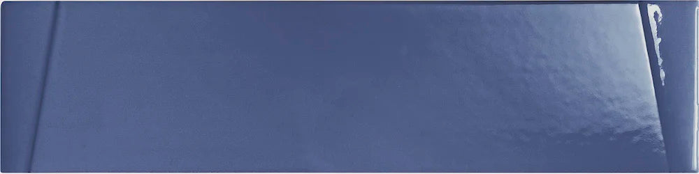 Dettaglio piastrella per rivestimento ceramico effetto mattoncino tridimensionale lucido 7,5x30 cm della collezione Skema, colore Bright Denim di Ceramica Settecento