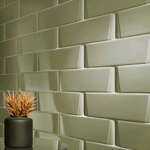 Dettaglio muro con rivestimento ceramico effetto mattoncino tridimensionale lucido 7,5x30 cm della collezione Skema, colore Bright Green di Ceramica Settecento