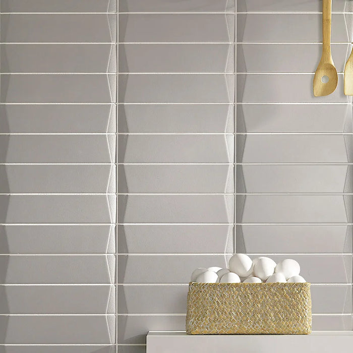 Cucina con rivestimento ceramico effetto mattoncino tridimensionale opaco 7,5x30 cm della collezione Skema, colore Matt Grey di Ceramica Settecento