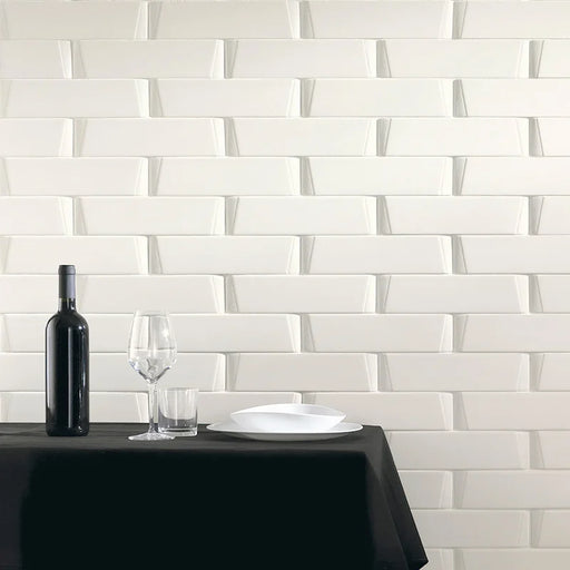 Muro con rivestimento ceramico effetto mattoncino tridimensionale opaco 7,5x30 cm della collezione Skema, colore Matt White di Ceramica Settecento