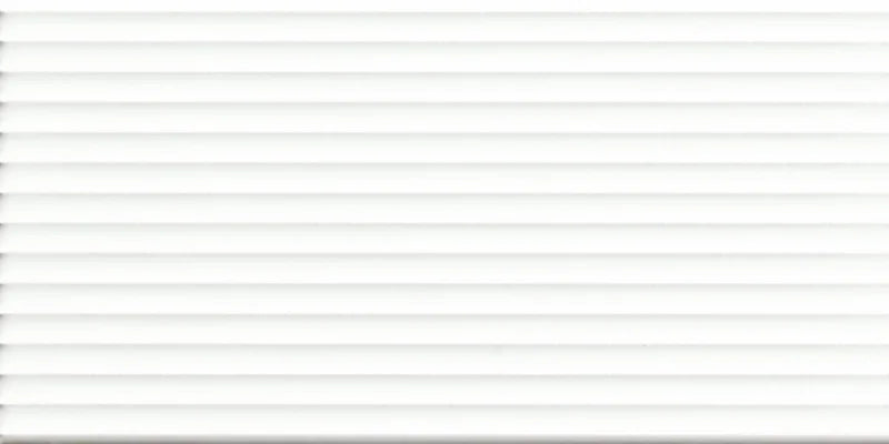 Dettaglio piastrella da rivestimento in pasta bianca effetto rigato a rilievo della collezione Sketches di Ceramica settecento, formato 10x20 cm, colore Bright White Hor 1
