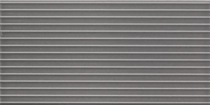 Dettaglio piastrella da rivestimento in pasta bianca effetto rigato a rilievo della collezione Sketches di Ceramica settecento, formato 10x20 cm, colore Charcoal Hor 1