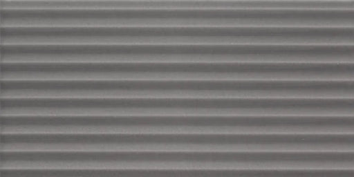 Dettaglio piastrella da rivestimento in pasta bianca effetto rigato a rilievo della collezione Sketches di Ceramica settecento, formato 10x20 cm, colore Charcoal Hor 2