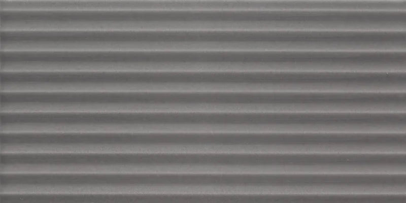 Dettaglio piastrella da rivestimento in pasta bianca effetto rigato a rilievo della collezione Sketches di Ceramica settecento, formato 10x20 cm, colore Charcoal Hor 2