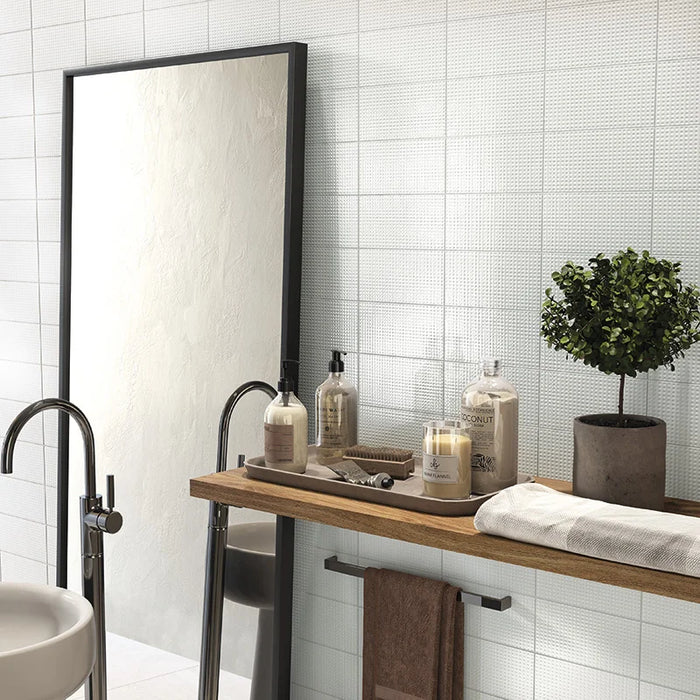 Dettaglio piastrella da rivestimento in pasta bianca effetto Puntinato a rilievo della collezione Sketches di Ceramica settecento, formato 10x20 cm, colore Bright White Dots