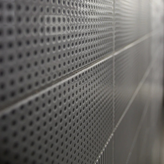 Dettaglio piastrella da rivestimento in pasta bianca effetto puntinato a rilievo della collezione Sketches di Ceramica settecento, formato 10x20 cm, colore Charcoal Dots