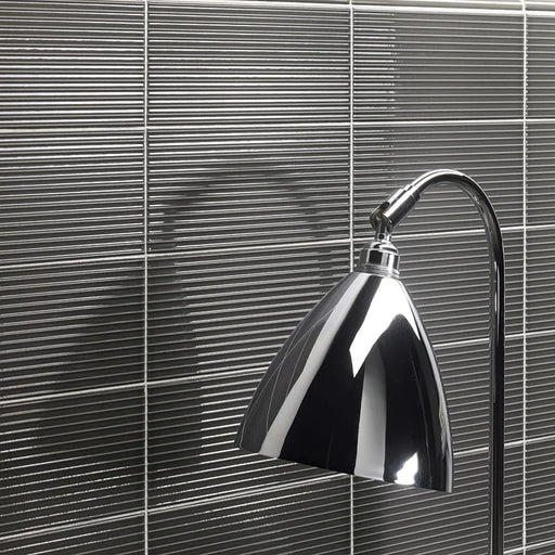 Dettaglio piastrella da rivestimento in pasta bianca effetto rigato a rilievo della collezione Sketches di Ceramica settecento, formato 10x20 cm, colore Charcoal Hor 1